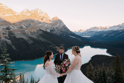 Hiking elopement couple in the mountains
