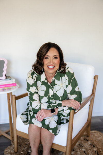 Headshot of Sharon, a seasonal palette stylist in Missouri