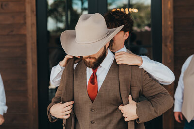 groom getting ready at the groom suite at The Rosewood Venue in Mount Vernon Texas Bride wedding party pic outdoor wedding ceremony Groomsmen pic