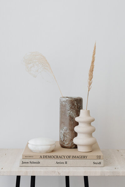 kaboompics_Marble vase - alabaster - dried grass