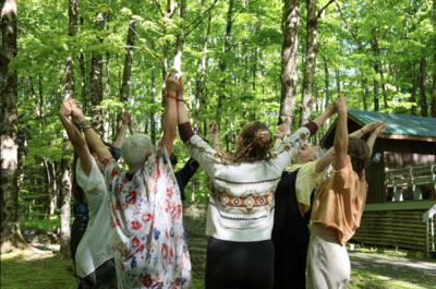 Cercle de femmes dansant en forêt. Danse Médecine pour libérer l’énergie et harmoniser corps et esprit.