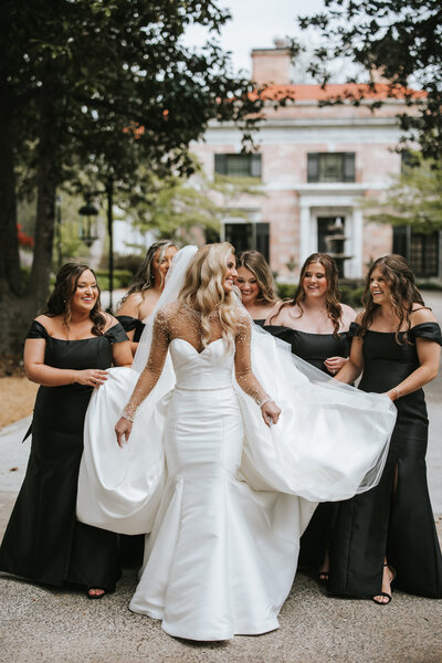 couple kissing during wedding of north georgia