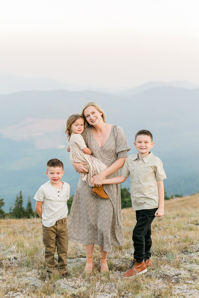 Mom-kids-mountaintop-session-spokane.jpeg