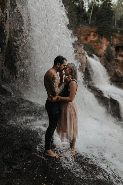 steamy-shirtless-elopement-couples-boudoir-waterfall