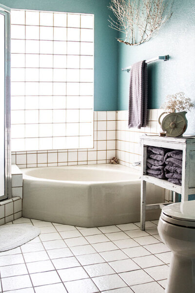 Place marketing Image Gatos Trail Ranch bathroom white tile white tub white toilet blue wall