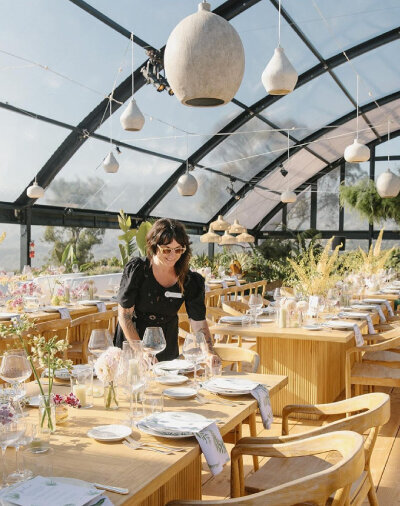 santa barbara wedding planner setting up for a wedding