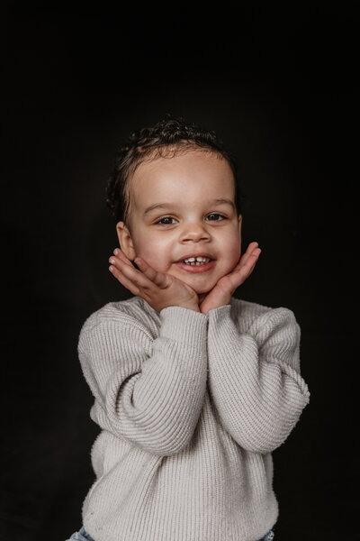 Een spontane liefdevolle gezinsshoot in bergen op zoom bij lievensberg. Op een leuke lifestyle manier vastgelegd.