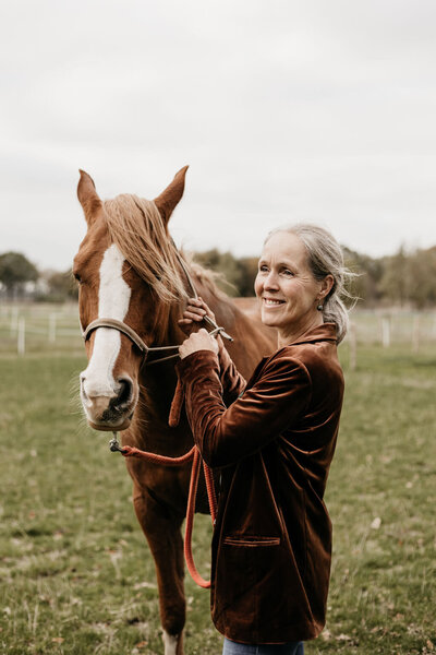 Karin tijdens haar Personal Branding Shoot in Drenthe, Noord-Nederland