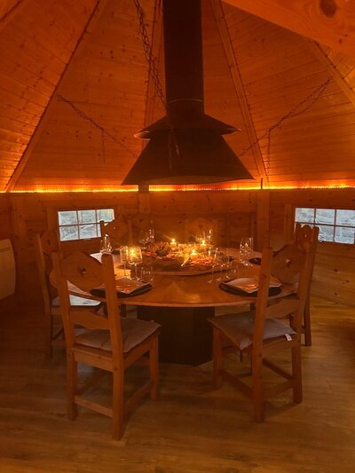 Chalet finlandais en bois, avec kota grill pour manger en Alsace.