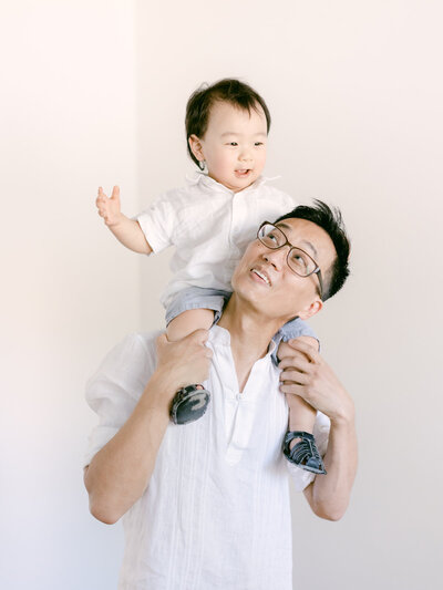 Bonding Moment: Father with Son on Shoulder Portrait | Christine Li Photography