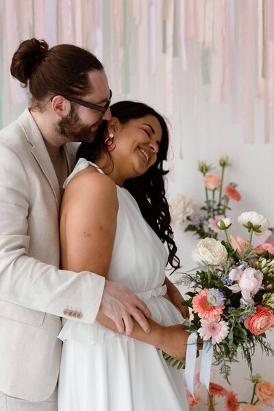 Moment d'intimité pour ce couple pendant leur séance photo lors du mariage, à Lyon