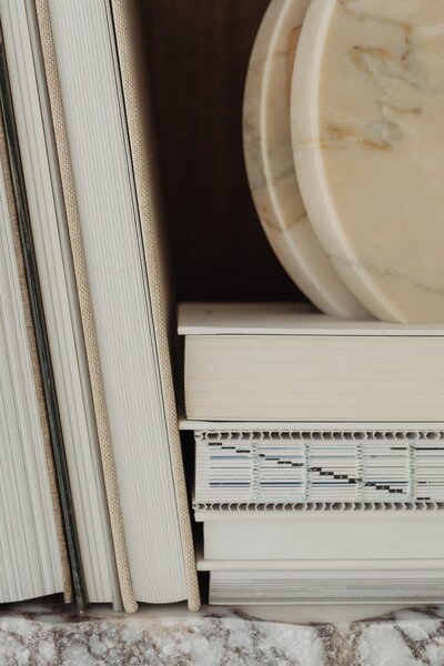 Beiges Sofa mit einem aufgeschlagenem Buch