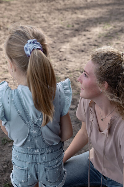 kindercoach begeleidt jong meisje om haar eigen pad te volgen.