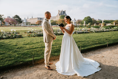 Couple eloping in the park of the Louvre in Paris