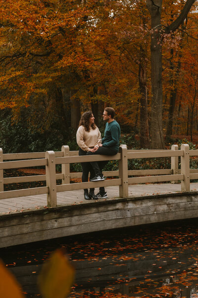 Koppelfotoshoot in het bos tijdens de herfst