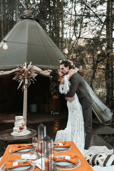 De bruid draagt witte henna, trouwjurk van de Bruidszaak in Purmerend en  leerjasje van Aim Your Weddings