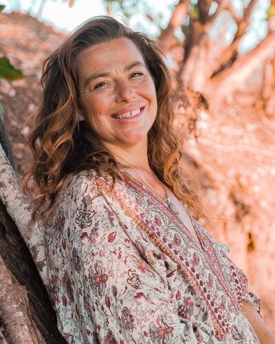 Ashleigh has a background that includes 1000+ hours of Tantra Hatha Yoga, Ayurveda, Yoga therapy and Psychedelic Integration Guide training.