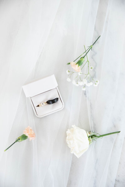 A veil and wedding rings