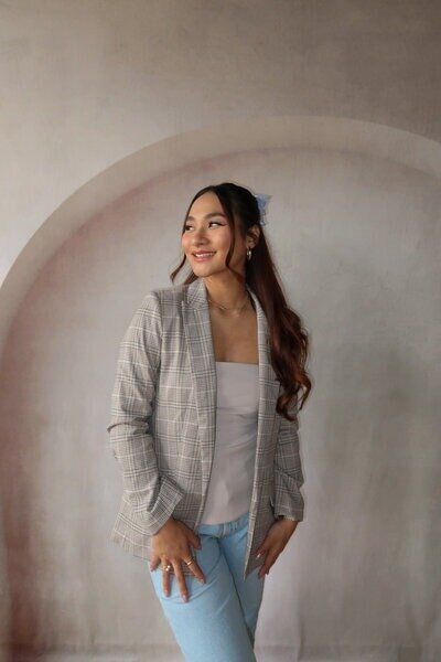 Professional portrait of Kemotion designer, expert in digital strategy for service-based businesses.