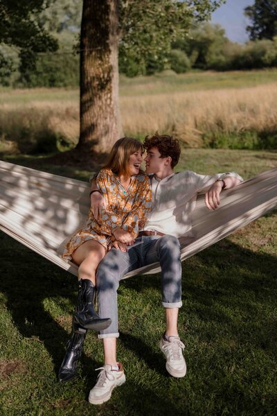 Koppel op een hangmat tijdens een loveshoot in het bos in Klarenbeek.