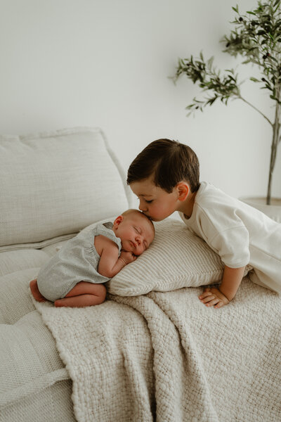 Baby en broertje gezinsfotoshoot in studio te Keerbergen Moments by Liesbeth