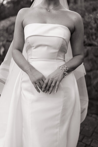 Urban wedding photos in downtown Seattle captured by Washington elopement photographer