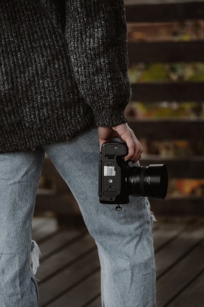 northeast ohio photographer holding professional camera