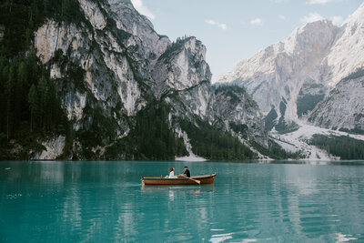 couple eloping on a rowboat on lago di braies