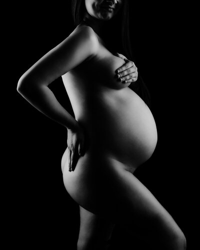 tasteful curves in black and white images of pregnant mom sllhouette