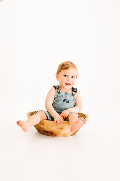 Springfield MO maternity photographer Jessica Kennedy of The XO Photographer baby boy sitting in bowl laughing