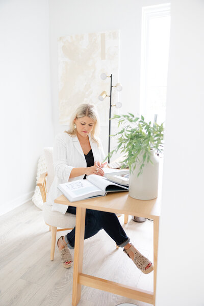 Woman entreprenur sitting at a dek working.