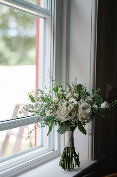 bouquet-bride-window