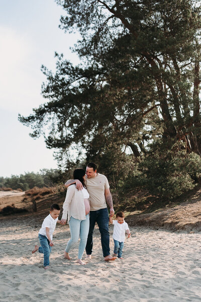Een loveshoot in de soesterduinen waar hij haar een kus geeft op haar hoofd