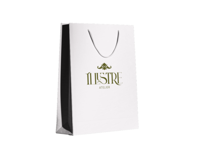 Maquette créée par Fenicia Studio pour l'identité visuelle de la maison de couture Illustre Atelier, spécialisée dans la réalisation de costumes et de vêtements sur mesure pour le théâtre, le cinéma, les arts vivants et les festivités d’exception. Il représente un sac aux couleurs de la maison.