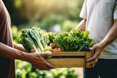 Man gifting the Mercado Popular Harvest Box to a neighbor.