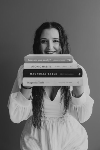 Taysha holding up books.
