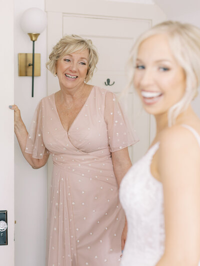 A bride gets ready in the southern bridal suite at Warrenwood Manor