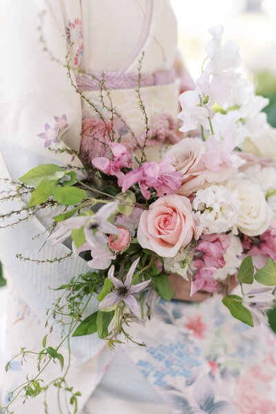 Bridal bouquet with pink and white flowers — 花嫁のブーケ ピンクと白の花 アレンジメント