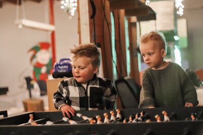 Kinderen zijn aan het spelen in de speelhal