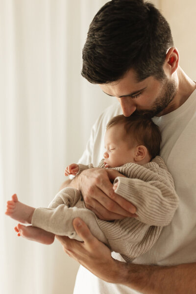 Newborn shoot in daglicht studio door Maud van den Heuvel Photography