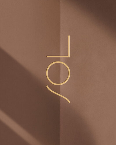 Chic logo for a modern fashion boutique, emphasizing clean lines and bold boho details.