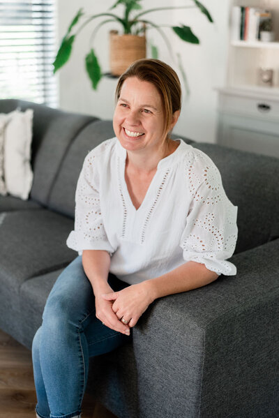 Portret van newborn fotograaf Irene Maris, de fotograaf achter de lens, die haar expertise en liefde voor newborn fotografie combineert om de mooiste momenten vast te leggen.