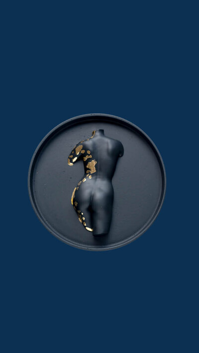 Vrouwen lichaam kunstwerk op bord mat zwart