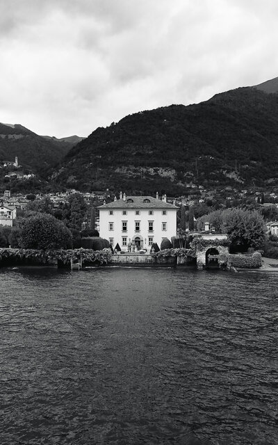 I'm an Australian photographer based in Lake Como with a passion for capturing life’s most joyous moments—weddings and celebrations filled with authenticity and spontaneity. 