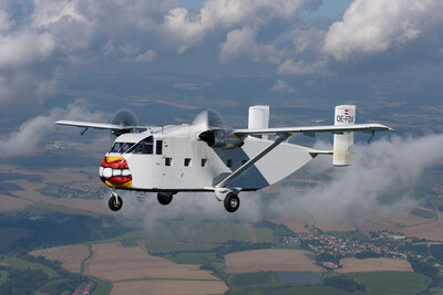 Eine weiße Skyvan fliegt durch den wolkigen Himmel. Das Bild zeigt die Schönheit dieses Flugzeugs