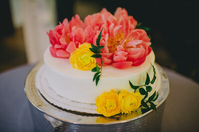 MD-Wedding-florist-Sweet-Blossoms-cake-flowers-This-Rad-Love
