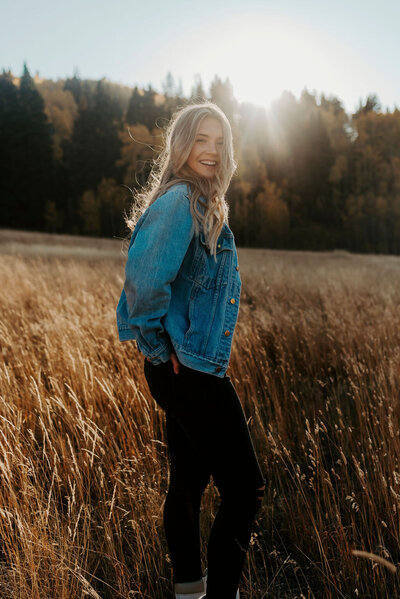 Colorado senior portraits in a field
