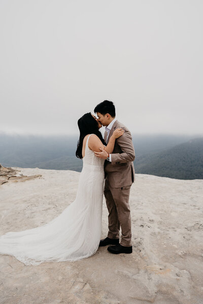 Newlyweds share first kiss at Lincolns Rock in the Blue Mountains