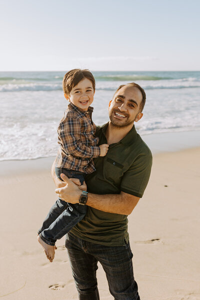 Beach candid natural fun family photo shoot with kids, christmas holiday card photo shoot, San Diego portraits photographer, young families