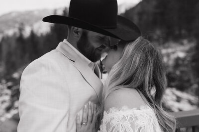 couple-kissing-with-cowboy-hats-001